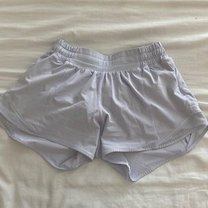 Lululemon low rise hottie hot shorts Blue linen size four 4”